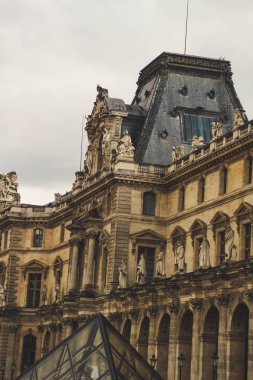 Eski Paris mimari. Evleri ve kiliseleri. Kentin güzelliği heykeller. Aşkın şehri. İlgi yerlere geziler. Louvre
