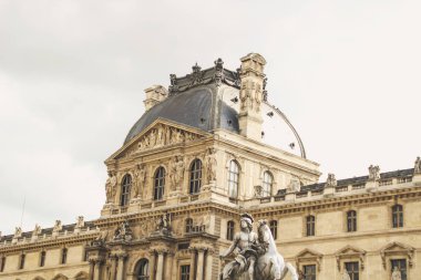 Eski Paris mimari. Evleri ve kiliseleri. Kentin güzelliği heykeller. Aşkın şehri. İlgi yerlere geziler. Louvre