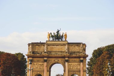 Eski Paris mimari. Evleri ve kiliseleri. Kentin güzelliği heykeller. Aşkın şehri. İlgi yerlere geziler. Louvre