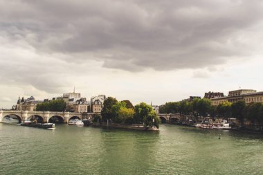 Eski Paris mimari. Evleri ve kiliseleri. Kentin güzelliği heykeller. Aşkın şehri. İlgi yerlere geziler. Nehir ve brige