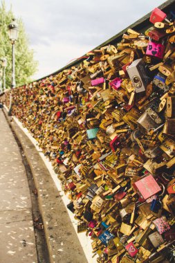 Eski Paris mimari. Evleri ve kiliseleri. Kentin güzelliği heykeller. Aşkın şehri. İlgi yerlere geziler. Sevgi Köprüsü.