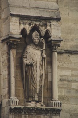 Eski Paris mimari. Evleri ve kiliseleri. Kentin güzelliği heykeller. Aşkın şehri. İlgi yerlere geziler. Notre dame de Paris.