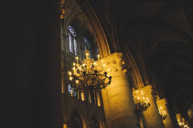 Eski Paris mimari. Evleri ve kiliseleri. Kentin güzelliği heykeller. Aşkın şehri. İlgi yerlere geziler. Notre dame de Paris.