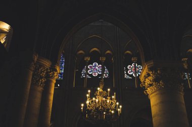 Eski Paris mimari. Evleri ve kiliseleri. Kentin güzelliği heykeller. Aşkın şehri. İlgi yerlere geziler. Notre dame de Paris.