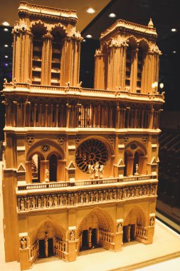 Eski Paris mimari. Evleri ve kiliseleri. Kentin güzelliği heykeller. Aşkın şehri. İlgi yerlere geziler. Notre dame de Paris.