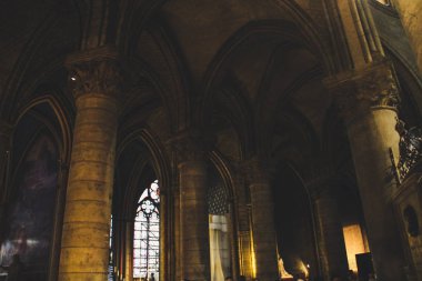 Eski Paris mimari. Evleri ve kiliseleri. Kentin güzelliği heykeller. Aşkın şehri. İlgi yerlere geziler. Notre dame de Paris.