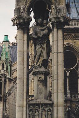 Eski Paris mimari. Evleri ve kiliseleri. Kentin güzelliği heykeller. Aşkın şehri. İlgi yerlere geziler. Notre dame de Paris.