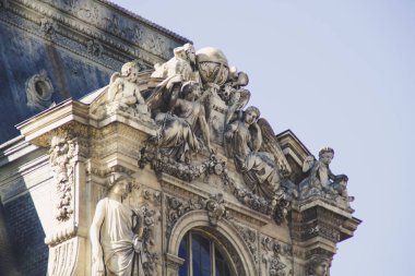Eski Paris mimari. Evleri ve kiliseleri. Kentin güzelliği heykeller. Aşkın şehri. İlgi yerlere geziler. Louvre