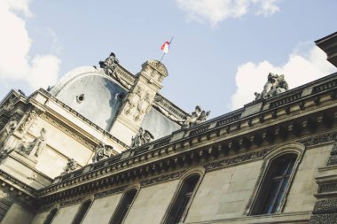 Eski Paris mimari. Evleri ve kiliseleri. Kentin güzelliği heykeller. Aşkın şehri. İlgi yerlere geziler. Louvre