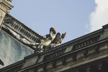 Eski Paris mimari. Evleri ve kiliseleri. Kentin güzelliği heykeller. Aşkın şehri. İlgi yerlere geziler. Louvre