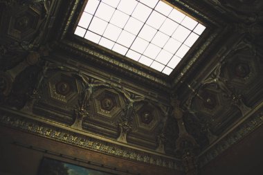 Eski Paris mimari. Evleri ve kiliseleri. Kentin güzelliği heykeller. Aşkın şehri. İlgi yerlere geziler. Louvre