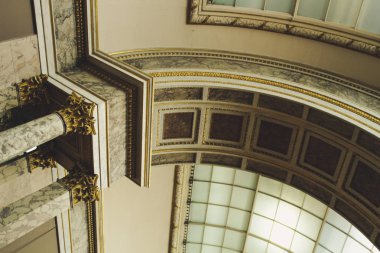 Eski Paris mimari. Evleri ve kiliseleri. Kentin güzelliği heykeller. Aşkın şehri. İlgi yerlere geziler. Louvre