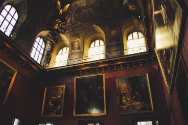 Eski Paris mimari. Evleri ve kiliseleri. Kentin güzelliği heykeller. Aşkın şehri. İlgi yerlere geziler. Louvre