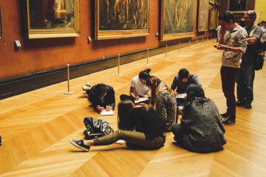 Eski Paris mimari. Evleri ve kiliseleri. Kentin güzelliği heykeller. Aşkın şehri. İlgi yerlere geziler. Louvre