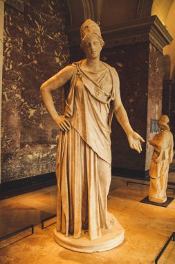 Eski Paris mimari. Evleri ve kiliseleri. Kentin güzelliği heykeller. Aşkın şehri. İlgi yerlere geziler. Louvre