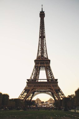 Eski Paris mimari. Evleri ve kiliseleri. Kentin güzelliği heykeller. Aşkın şehri. İlgi yerlere geziler. Eyfel Kulesi