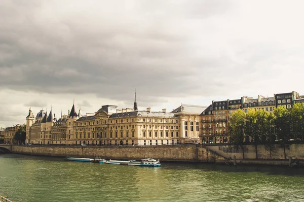 古老的巴黎建筑 房子和教堂 雕塑城市的美丽 爱的城市 前往名胜古迹 河流和边缘 — 图库照片