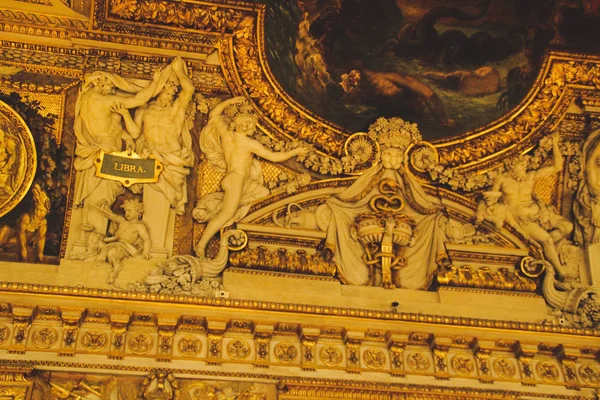 Αρχαία Αρχιτεκτονική Του Παρισιού Σπίτια Και Εκκλησίες Γλυπτά Από Την — Φωτογραφία Αρχείου