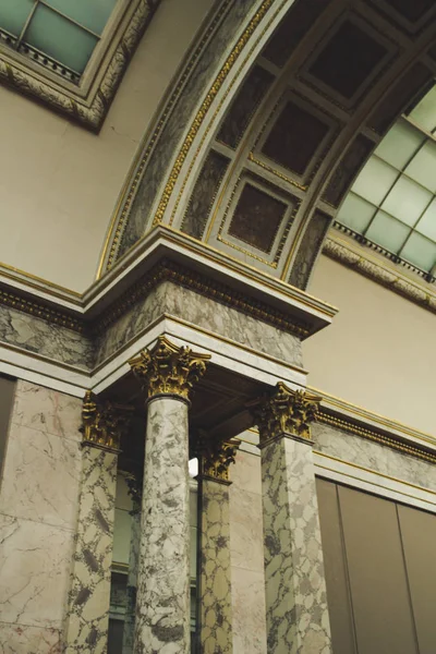 Eski Paris mimari. Evleri ve kiliseleri. Kentin güzelliği heykeller. Aşkın şehri. İlgi yerlere geziler. Louvre