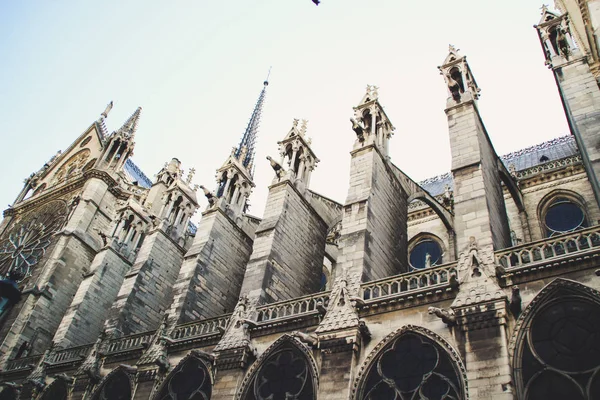 古老的巴黎建筑 房子和教堂 雕塑城市的美丽 爱的城市 前往名胜古迹的旅行 — 图库照片