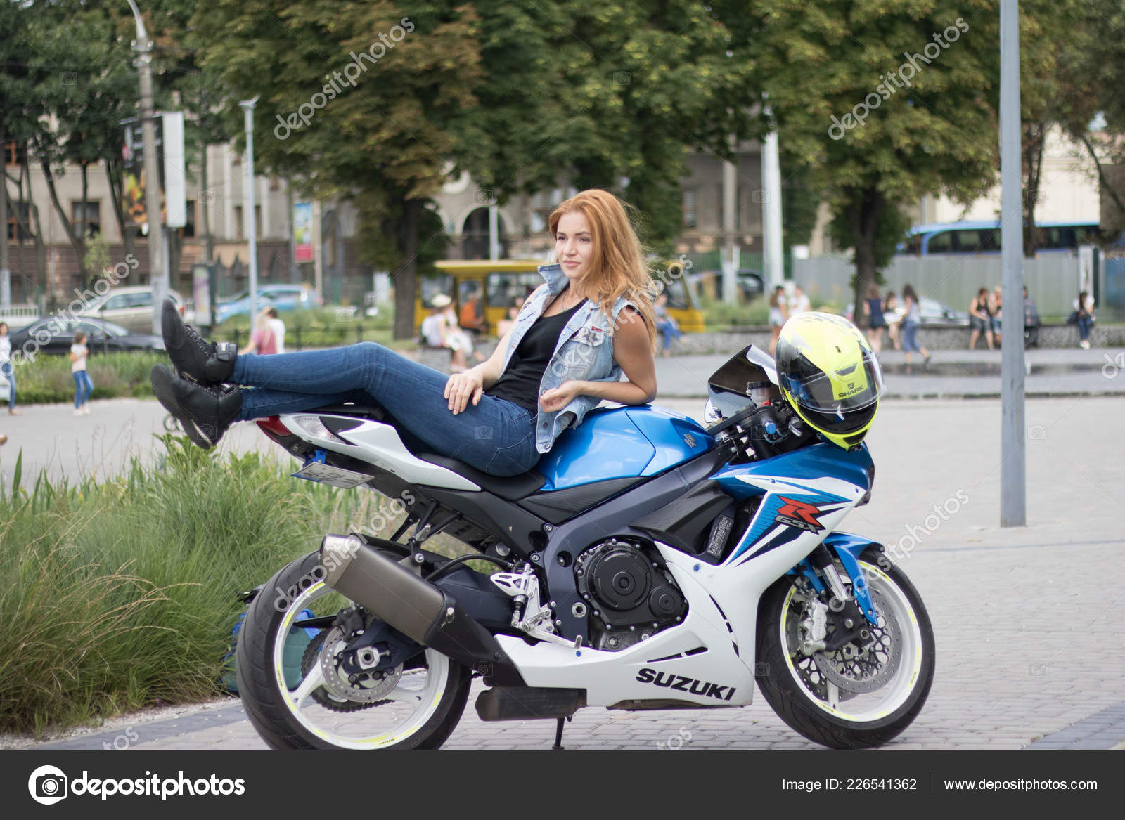 Fille Cheveux Roux Sur Moto Photosessions Une Moto Suzuki Gsx