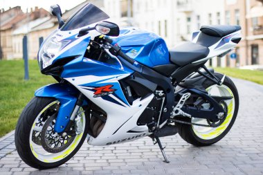 Photosessions bir motosiklet suzuki gsxr 2011. Bir şapka kask ile beyaz bir bisiklet ile mavi. 2018, Lviv düşmek. Ukrayna.