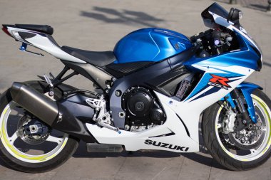 Photosessions bir motosiklet suzuki gsxr 2011. Bir şapka kask ile beyaz bir bisiklet ile mavi. 2018, Lviv düşmek. Ukrayna.
