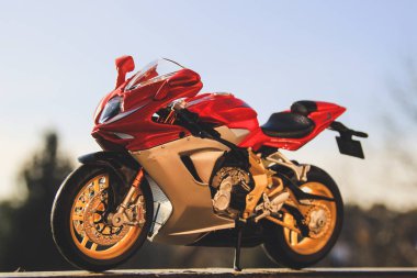 Motosiklet Mv Agusta ve Kawasaki Ninja Zx 10 R. oyuncaklar çocuklar ve yetişkinler için kopyalarını modelleri.