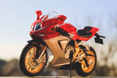Motosiklet Mv Agusta ve Kawasaki Ninja Zx 10 R. oyuncaklar çocuklar ve yetişkinler için kopyalarını modelleri.