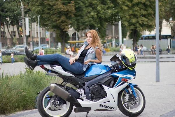Mädchen Mit Roten Haaren Auf Dem Motorrad Fotosessions Von Einem — Stockfoto