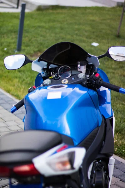一辆摩托车的照片铃木 Gsxr 2011 蓝色与白色自行车与帽子头盔 2018年秋季 利沃夫 乌克兰 — 图库照片