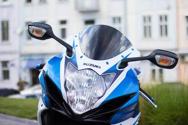 一辆摩托车的照片铃木 Gsxr 2011 蓝色与白色自行车与帽子头盔 2018年秋季 利沃夫 乌克兰 — 图库照片