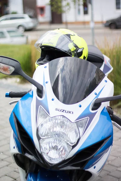 Fotosessioni Una Moto Suzuki Gsxr 2011 Blu Con Una Bici — Foto Stock