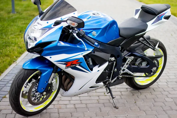 一辆摩托车的照片铃木 gsxr 2011。蓝色与一个惠特 — 图库照片