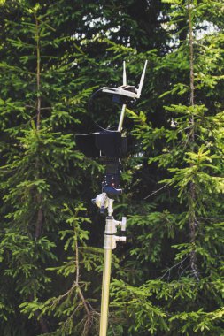 Film ve video çekimi için ekipman. Dağlarda ateş. Bakır kamera ekibi yolda.