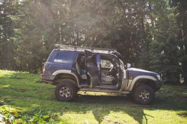 Offroad araba ile dağlara gidiyor. Ukraynalı Karpat Dağları. Tepeler ve dağ zirveleri. Muhteşem bir görünüm.