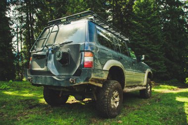 Offroad araba ile dağlara gidiyor. Ukraynalı Karpat Dağları. Tepeler ve dağ zirveleri. Muhteşem bir görünüm.