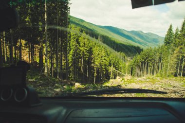 Ukraynalı Karpat Dağları. Tepeler ve dağ zirveleri. Muhteşem bir görünüm.