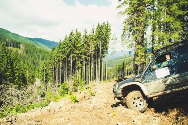 Offroad araba ile dağlara gidiyor. Ukraynalı Karpat Dağları. Tepeler ve dağ zirveleri. Muhteşem bir görünüm.