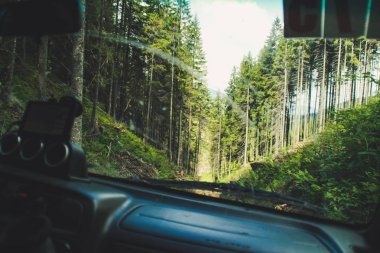 Offroad araba ile dağlara gidiyor. Ukraynalı Karpat Dağları. Tepeler ve dağ zirveleri. Muhteşem bir görünüm.