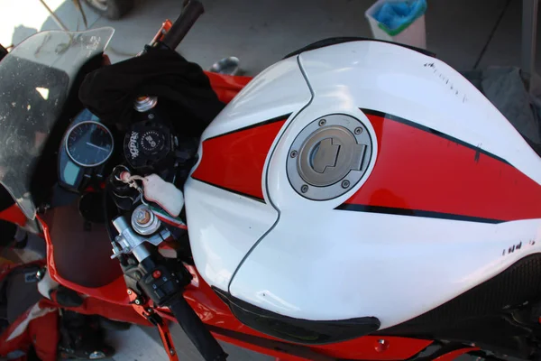 Tanque Combustible Rojo Con Motocicleta Deportiva Blanca — Foto de Stock