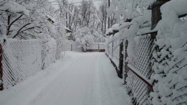 Sihirli peri masalı sadece ufalanan kar düştü. Bir yol ve kar çit. Tüm beyaz