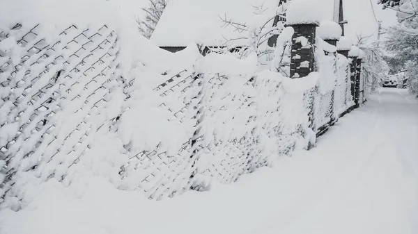 Fiaba Magica Solo Neve Friabile Caduta Strada Recinzioni Nella Neve — Foto Stock