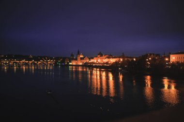 Prag gece manzarası. Gece şehrin ışığı. Mimari ve nehir