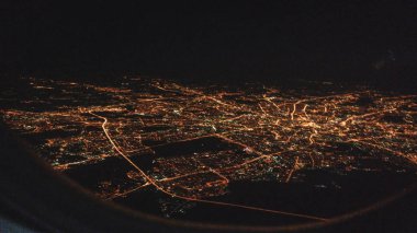 Gece görüş-in Beijing. Uçak görünümü. Şehrin gece ışıkları. Bir düzlem gökyüzü görünümü