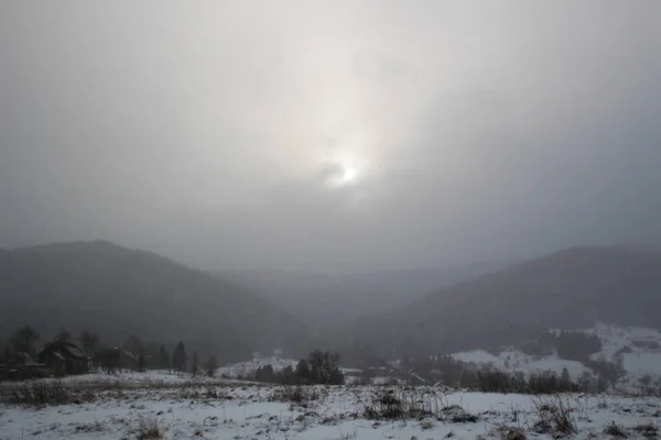 Tramonto Inverno Eclissi Montagne Innevate Foresta Cielo Couds — Foto Stock