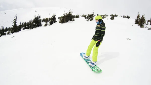 Uma Menina Monta Snowboard Nas Montanhas Muita Neve Cárpatos Casaco — Fotografia de Stock