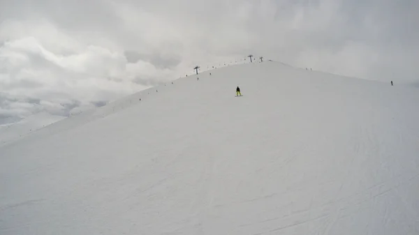 Una Chica Monta Una Tabla Snowboard Las Montañas Mucha Nieve — Foto de Stock