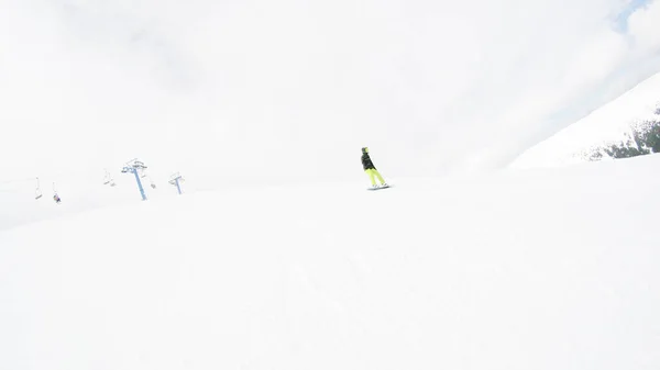 女の子の乗り物 山でのスノーボード 雪がたくさん カルパティア山脈 スキー上着とズボン — ストック写真