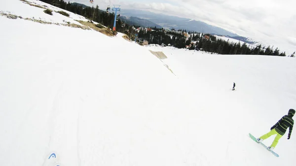 Egy Lány Lovagol Snowboard Hegyekben Sok Kárpátok Kabát Nadrág — Stock Fotó